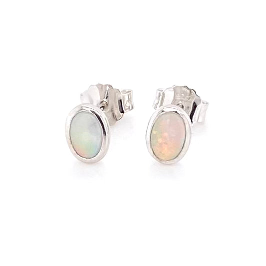 Opal ørestikkerne har ægte solide Australske krystal opaler indfattet i blankt sterling sølv.