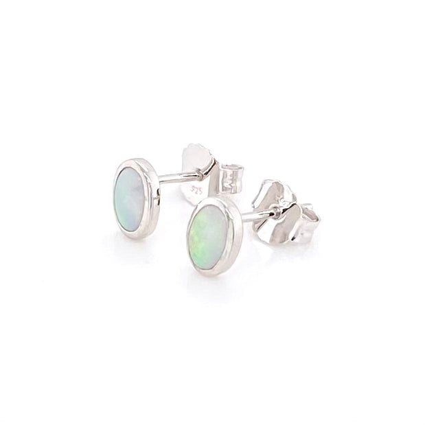Opal ørestikkerne har ægte solide Australske krystal opaler indfattet i blankt sterling sølv.