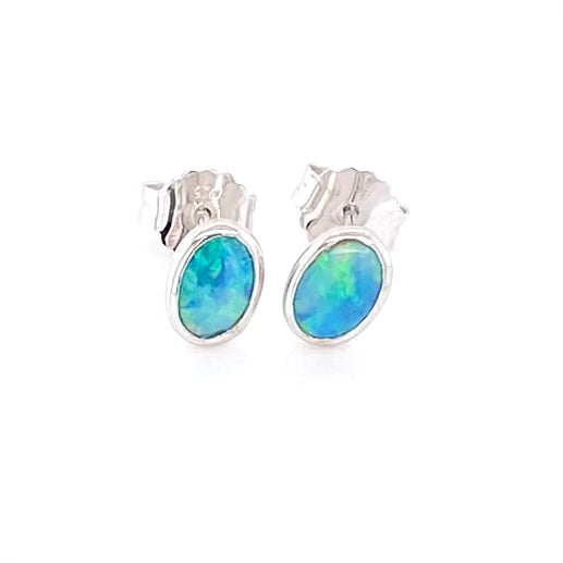 Opal ørestikkerne har ægte solide Australske krystal opaler indfattet i blankt sterling sølv.