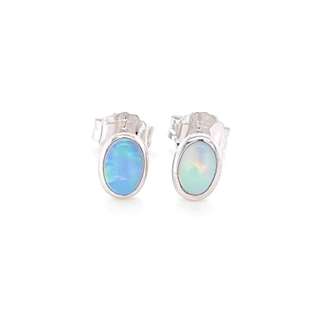 Opal ørestikkerne har ægte solide Australske krystal opaler indfattet i blankt sterling sølv.
