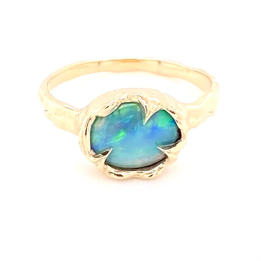 Opal ring i 14 karat rustik guld ring. opalen er en solid crystal opal i grøn og blå farver