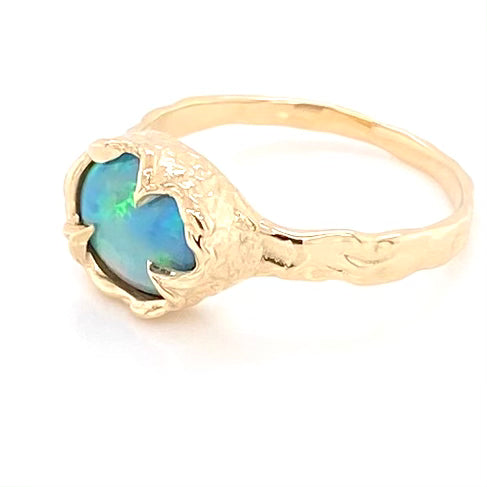 Opal ring i 14 karat rustik guld ring. opalen er en solid crystal opal i grøn og blå farver