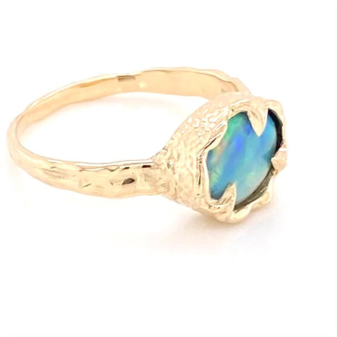 Opal ring i 14 karat rustik guld ring. opalen er en solid crystal opal i grøn og blå farver