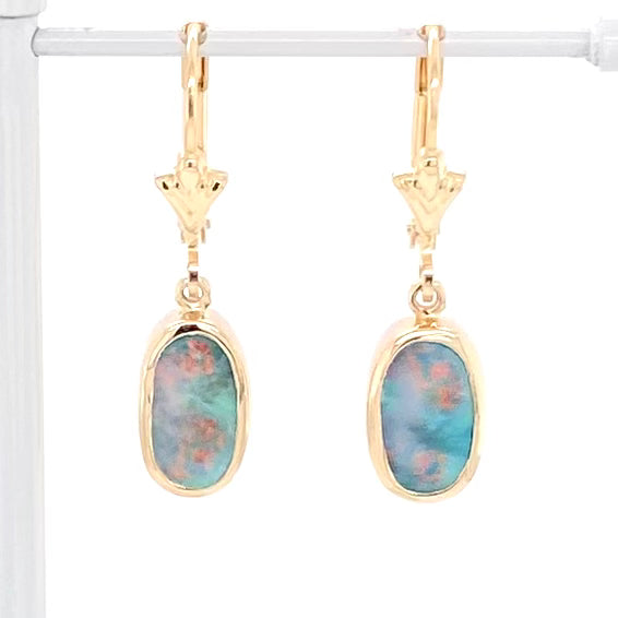 Ørehængere med ægte solide boulder opaler indfattet i 14 karat guld.