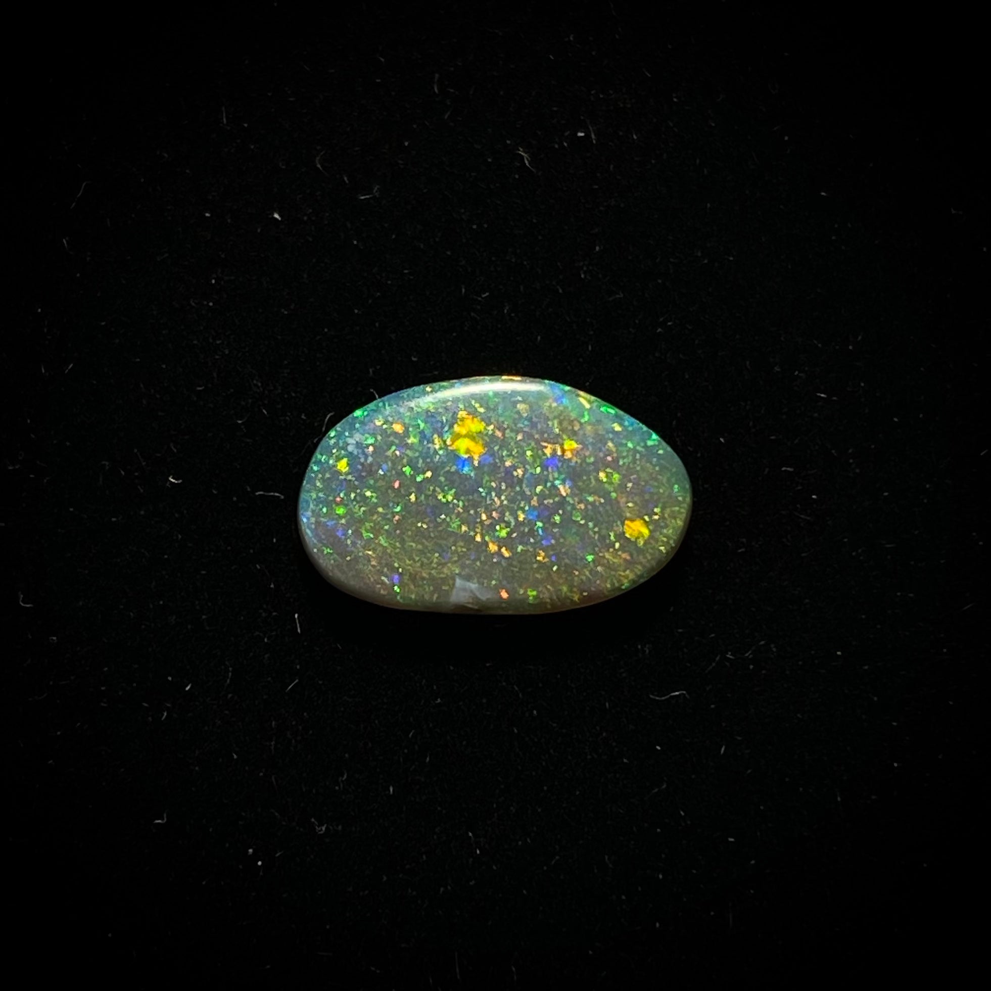 Massiver dunkler Opal - 11181