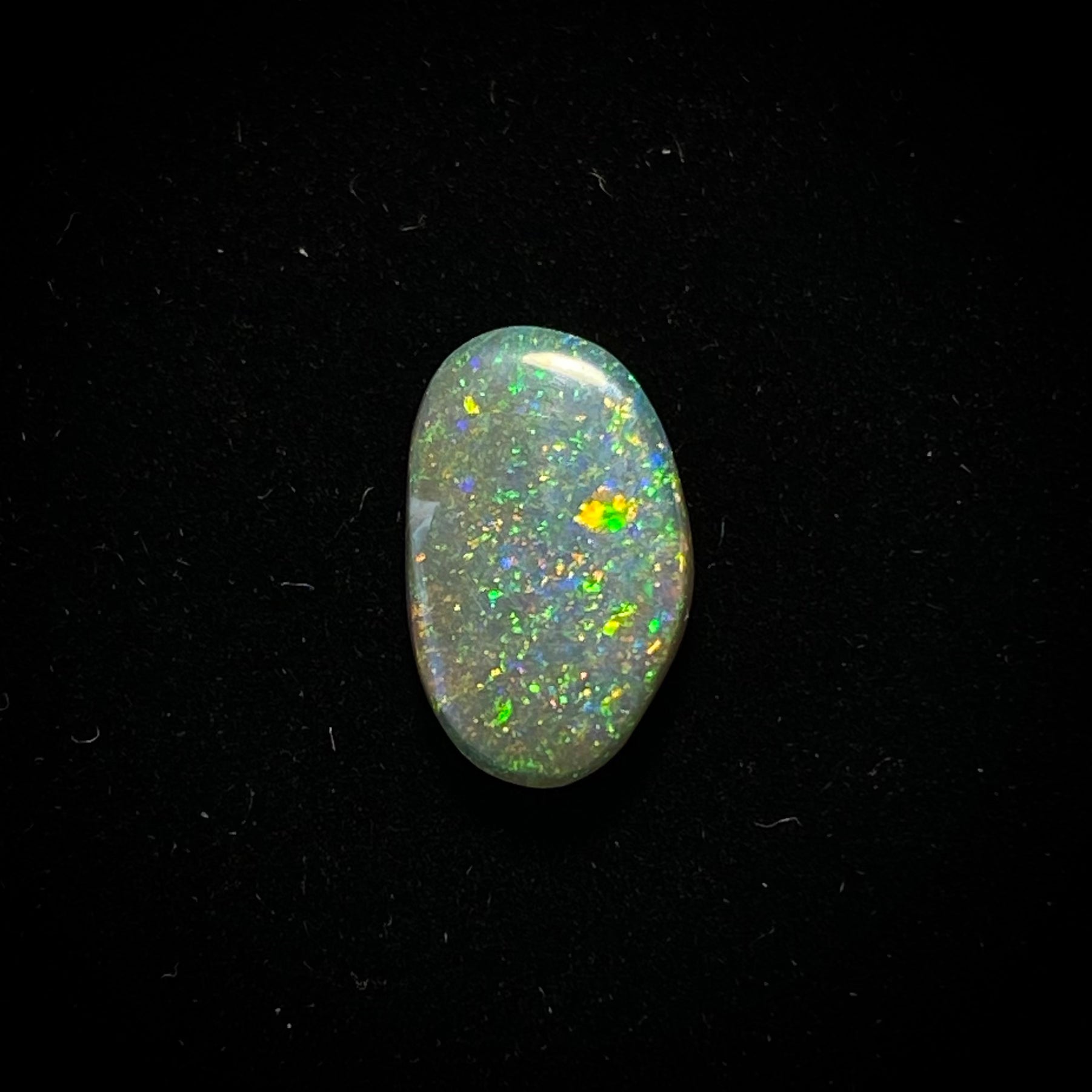 Massiver dunkler Opal - 11181
