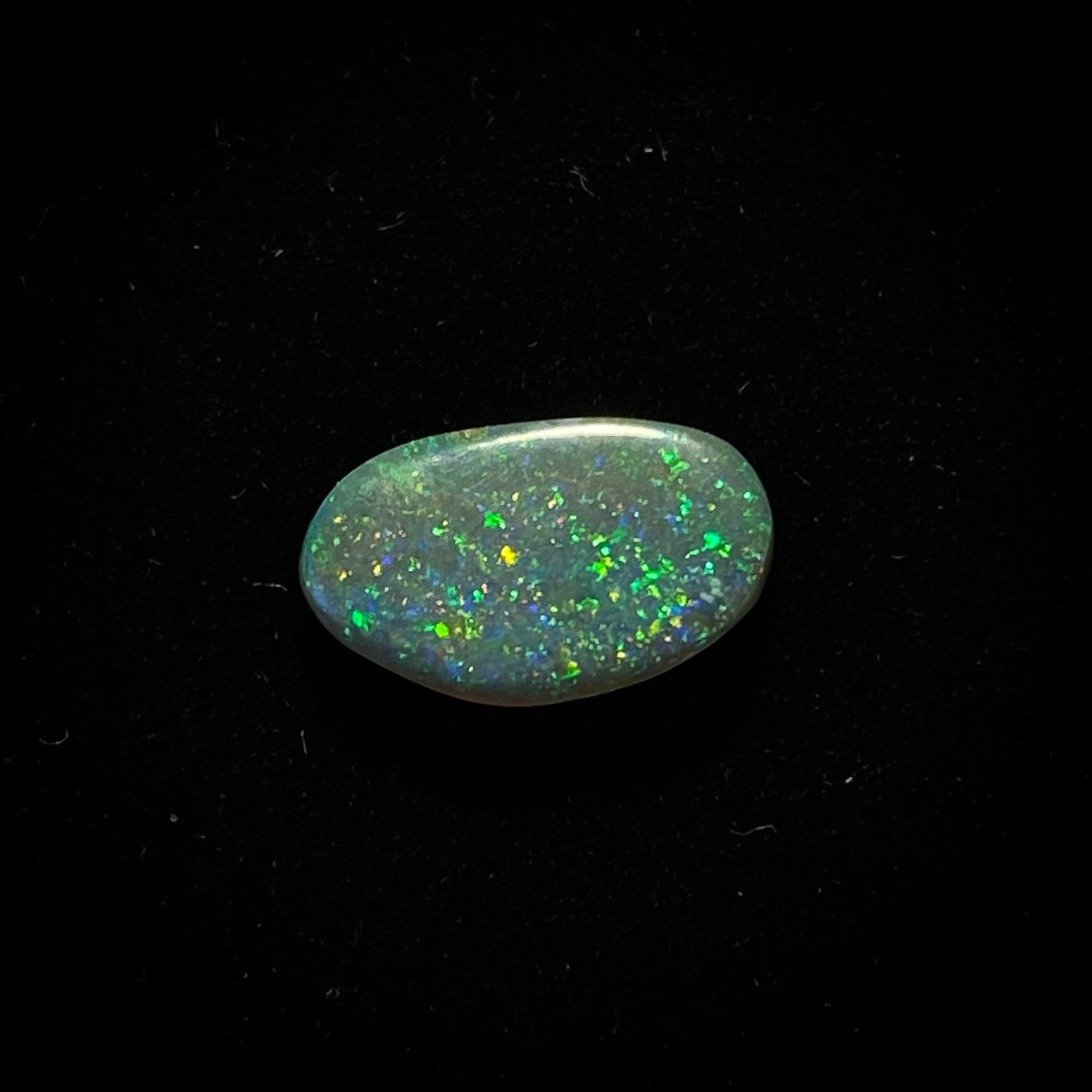 Massiver dunkler Opal - 11181