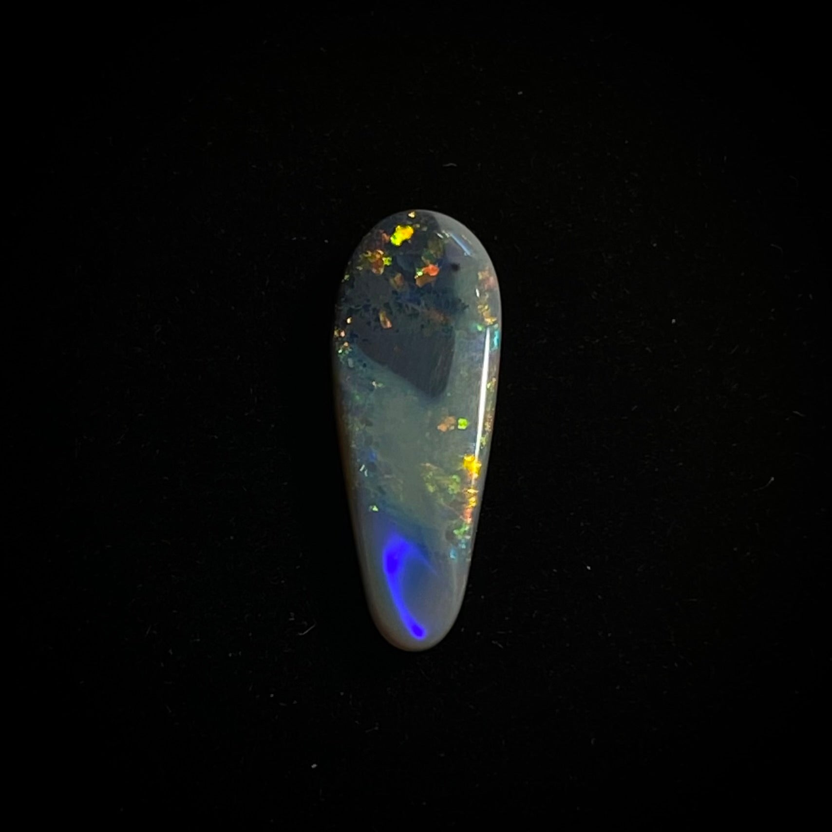 Massiver dunkler Opal – 11273