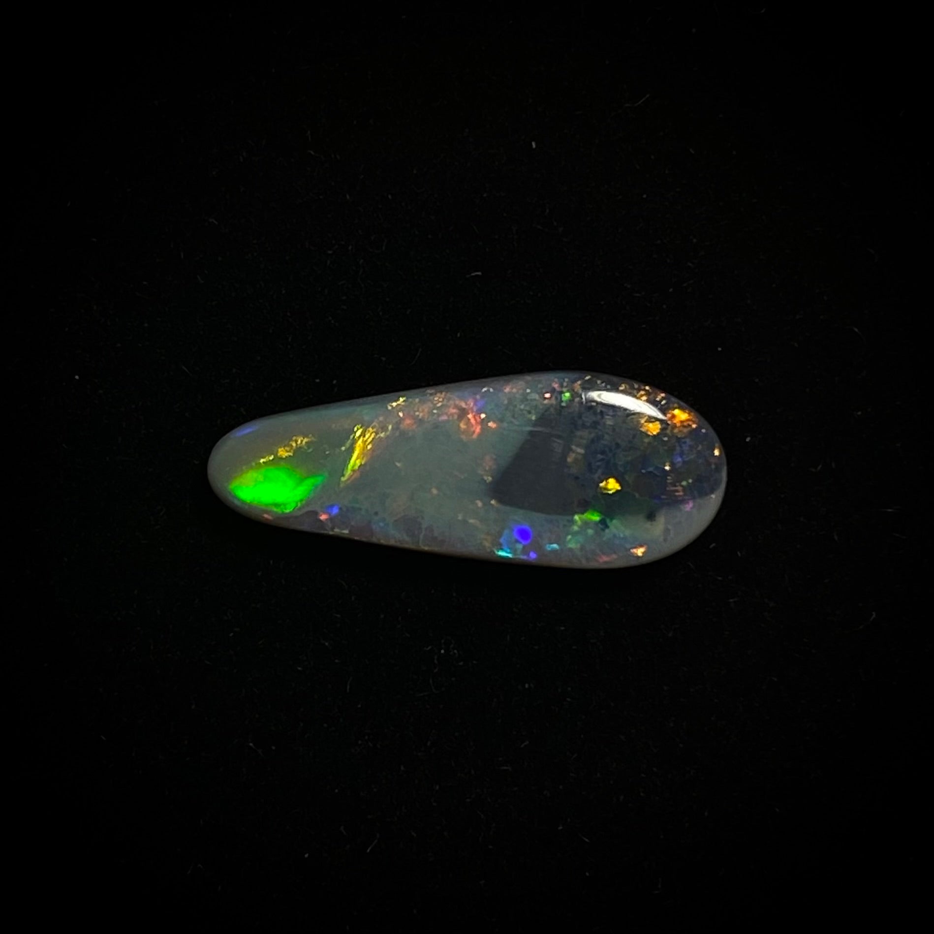 Massiver dunkler Opal – 11273