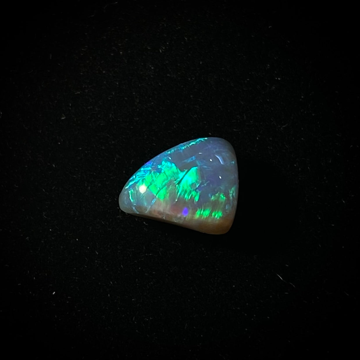 Massiver dunkler Opal – 11298