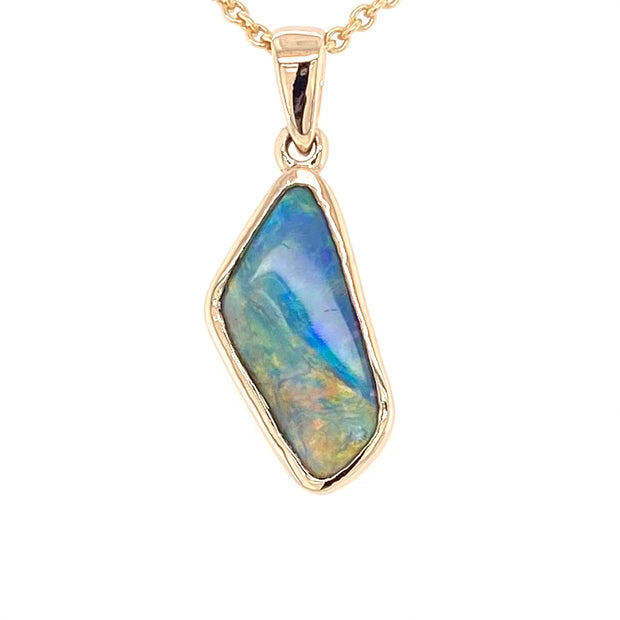 Guld vedhæng med en ægte solid sort opal fra vores mine i Lightning Ridge, Australien indfattet i 14 karat blankt guld.