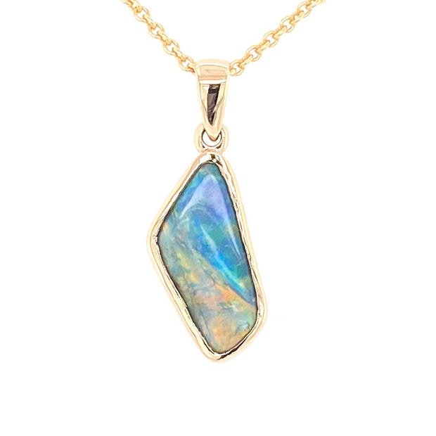 Guld vedhæng med en ægte solid sort opal fra vores mine i Lightning Ridge, Australien indfattet i 14 karat blankt guld.