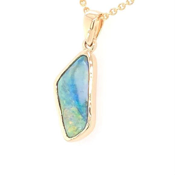 Guld vedhæng med en ægte solid sort opal fra vores mine i Lightning Ridge, Australien indfattet i 14 karat blankt guld.