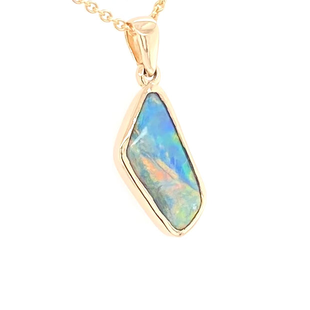Guld vedhæng med en ægte solid sort opal fra vores mine i Lightning Ridge, Australien indfattet i 14 karat blankt guld.