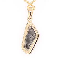 Guld vedhæng med en ægte solid sort opal fra vores mine i Lightning Ridge, Australien indfattet i 14 karat blankt guld.