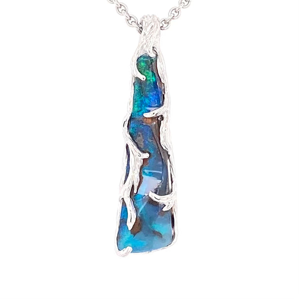 Ægte solid boulder opal fra Queensland, Australien indfattet i sterling sølv.