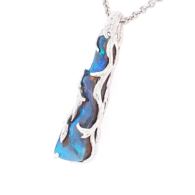 Ægte solid boulder opal fra Queensland, Australien indfattet i sterling sølv.