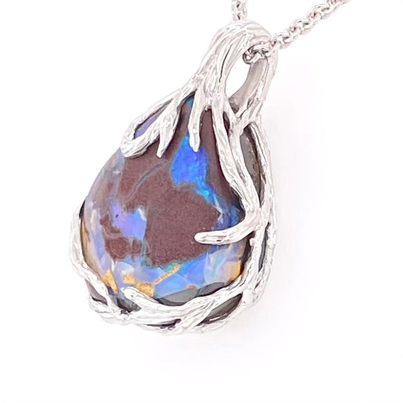 Ægte solid boulder opal fra Queensland, Australien indfattet i sterling sølv.