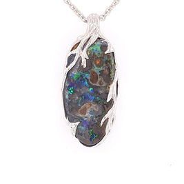 Ægte solid boulder opal fra Queensland, Australien indfattet i sterling sølv.