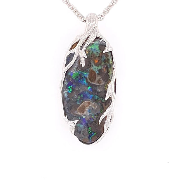 Ægte solid boulder opal fra Queensland, Australien indfattet i sterling sølv.
