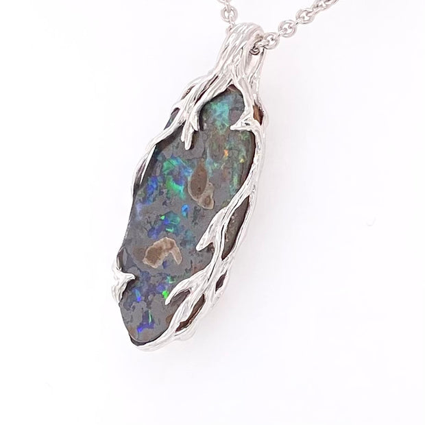 Ægte solid boulder opal fra Queensland, Australien indfattet i sterling sølv.