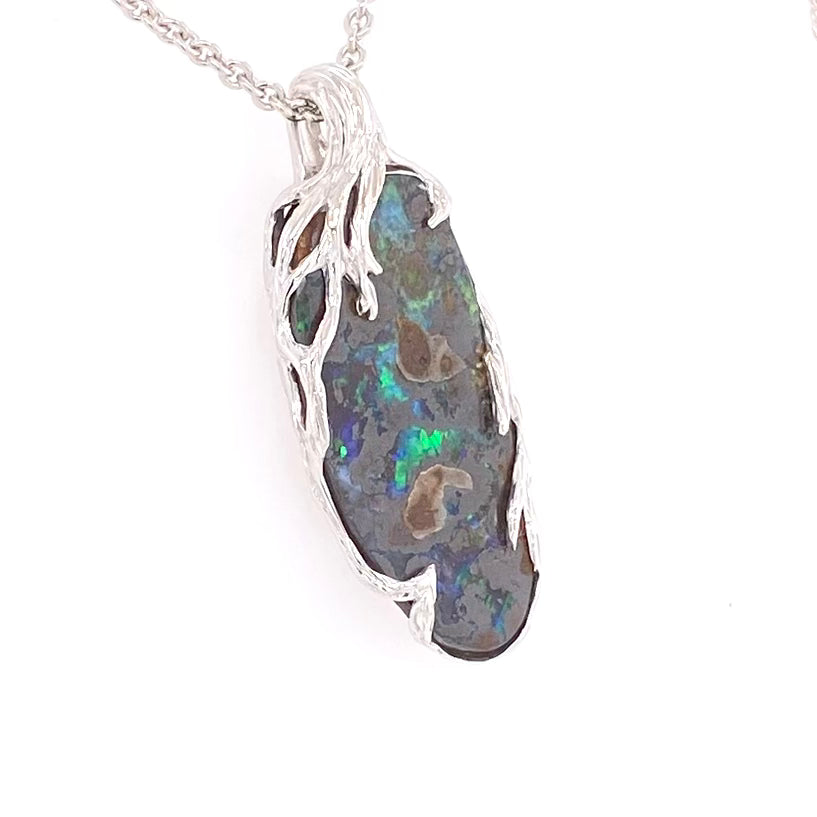 Ægte solid boulder opal fra Queensland, Australien indfattet i sterling sølv.