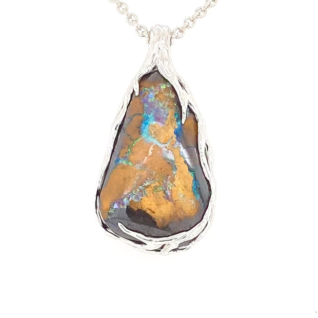 Ægte solid boulder opal fra Queensland, Australien indfattet i sterling sølv.