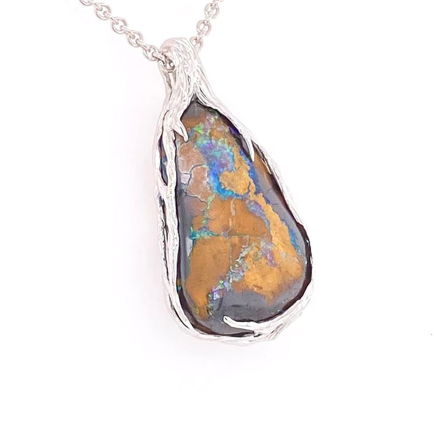 Ægte solid boulder opal fra Queensland, Australien indfattet i sterling sølv.