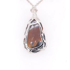Ægte solid boulder opal fra Queensland, Australien indfattet i sterling sølv.