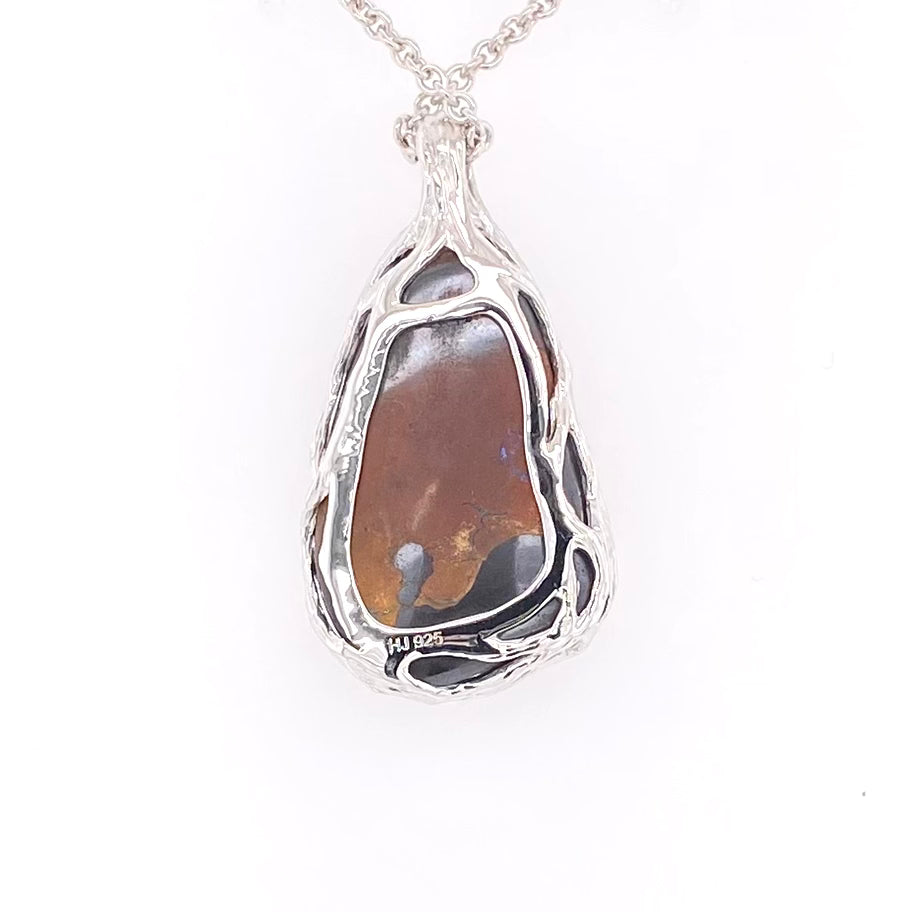 Ægte solid boulder opal fra Queensland, Australien indfattet i sterling sølv.