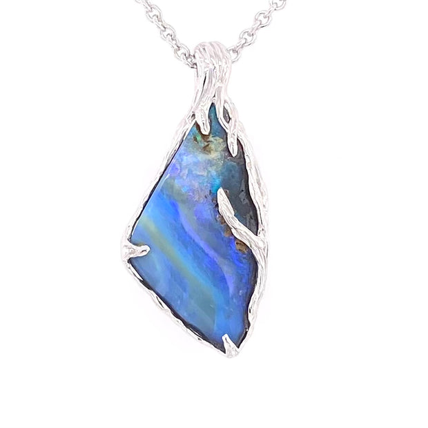 Ægte solid boulder opal fra Queensland, Australien indfattet i sterling sølv.