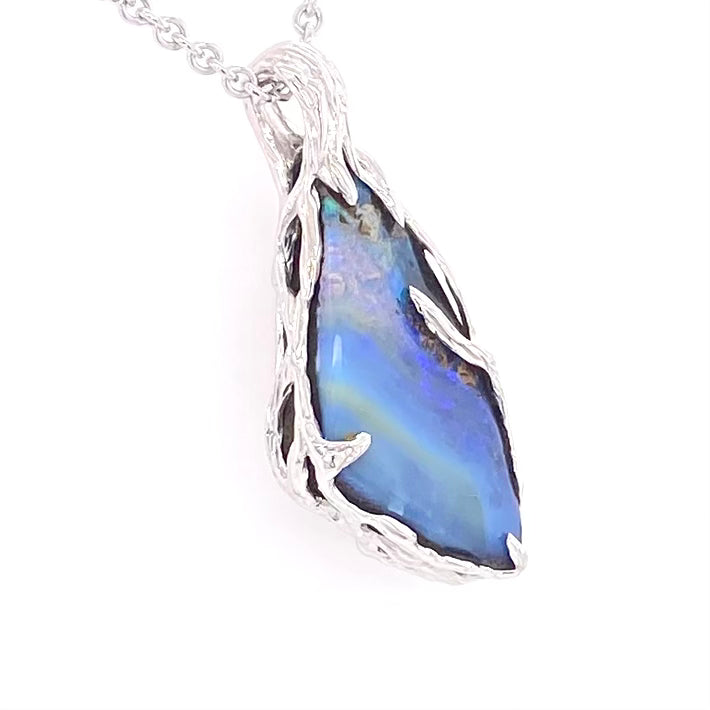 Ægte solid boulder opal fra Queensland, Australien indfattet i sterling sølv.