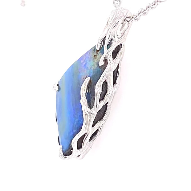 Ægte solid boulder opal fra Queensland, Australien indfattet i sterling sølv.