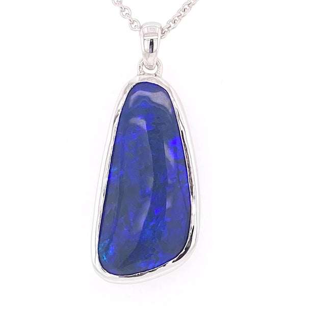 Vedhæng med en ægte solid sort opal fra vores mine i Lightning Ridge, Australien indfattet i sterling sølv.