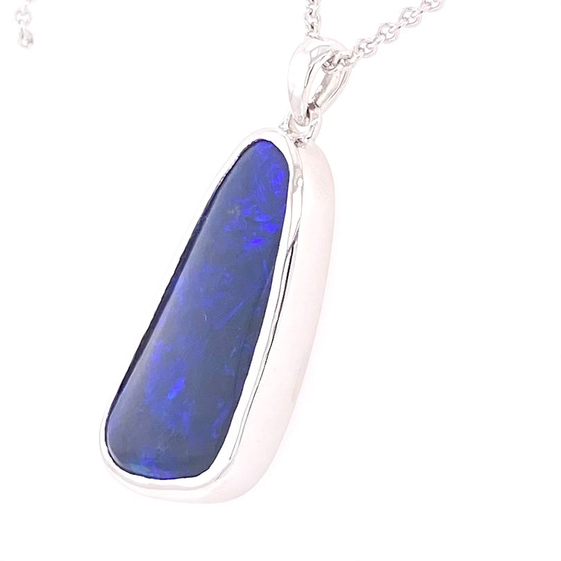 Vedhæng med en ægte solid sort opal fra vores mine i Lightning Ridge, Australien indfattet i sterling sølv.