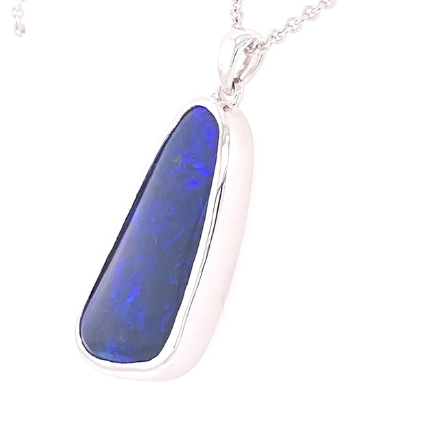 Vedhæng med en ægte solid sort opal fra vores mine i Lightning Ridge, Australien indfattet i sterling sølv.
