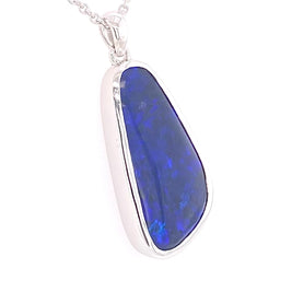 Vedhæng med en ægte solid sort opal fra vores mine i Lightning Ridge, Australien indfattet i sterling sølv.