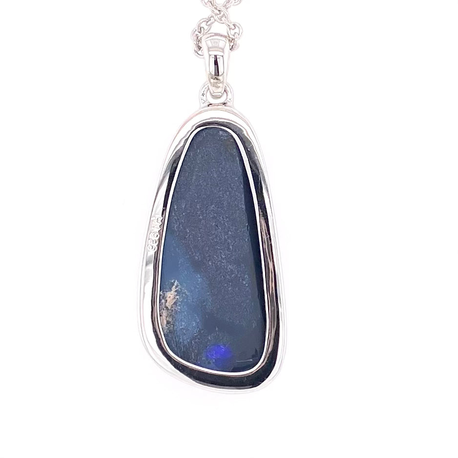 Vedhæng med en ægte solid sort opal fra vores mine i Lightning Ridge, Australien indfattet i sterling sølv.