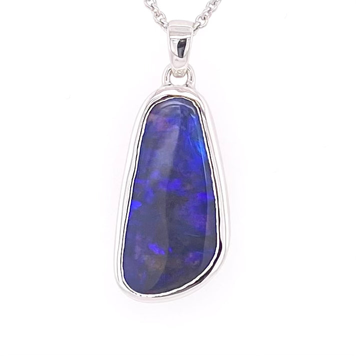 Vedhæng med ægte solid opal fra vores mine i Lightning Ridge, Australien indfattet i sterling sølv.