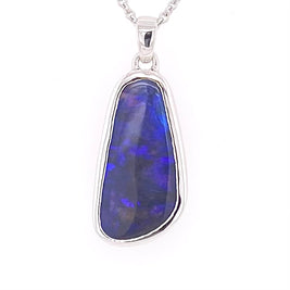 Vedhæng med ægte solid opal fra vores mine i Lightning Ridge, Australien indfattet i sterling sølv.