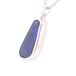 Vedhæng med ægte solid opal fra vores mine i Lightning Ridge, Australien indfattet i sterling sølv.
