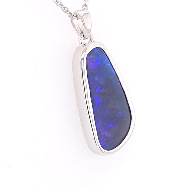 Vedhæng med ægte solid opal fra vores mine i Lightning Ridge, Australien indfattet i sterling sølv.