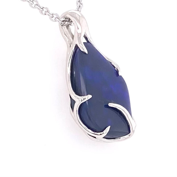 Vedhæng med en ægte solid opal fra vores mine i Lightning Ridge, Australien indfattet i sterling sølv.