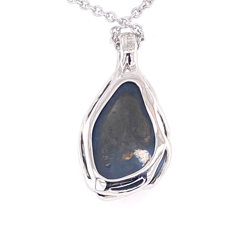 Vedhæng med en ægte solid opal fra vores mine i Lightning Ridge, Australien indfattet i sterling sølv.