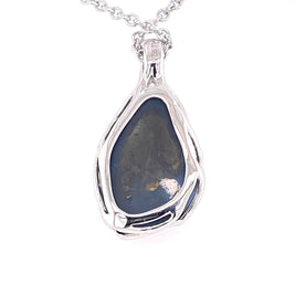 Vedhæng med en ægte solid opal fra vores mine i Lightning Ridge, Australien indfattet i sterling sølv.