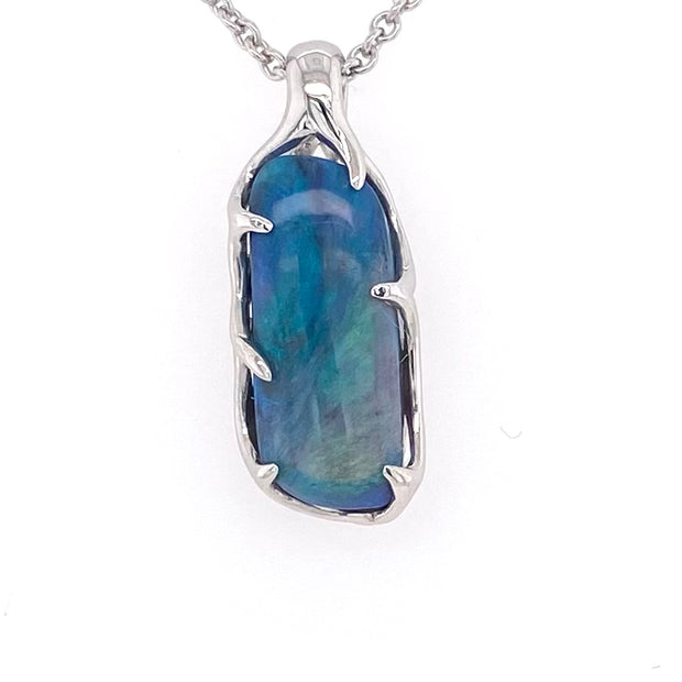 Vedhæng med en ægte solid opal fra vores mine i Lightning Ridge, Australien indfattet i sterling sølv.