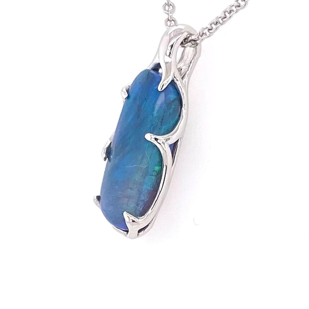 Vedhæng med en ægte solid opal fra vores mine i Lightning Ridge, Australien indfattet i sterling sølv.