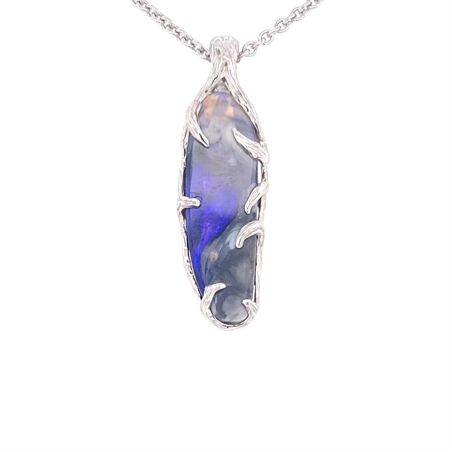 Vedhæng med ægte solid opal fra Lightning Ridge, Australien indfattet i rhodineret sterling sølv. 