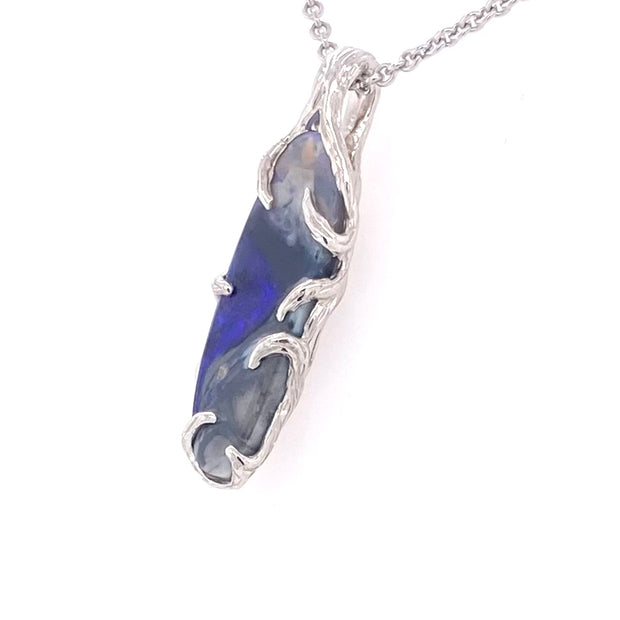 Vedhæng med ægte solid opal fra Lightning Ridge, Australien indfattet i rhodineret sterling sølv. 