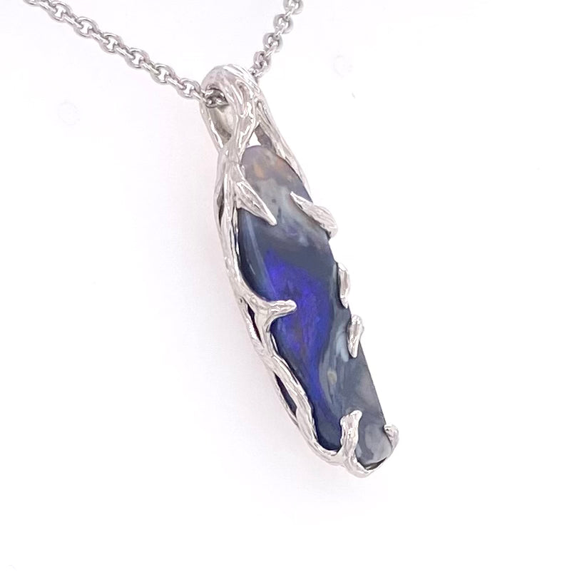 Vedhæng med ægte solid opal fra Lightning Ridge, Australien indfattet i rhodineret sterling sølv. 
